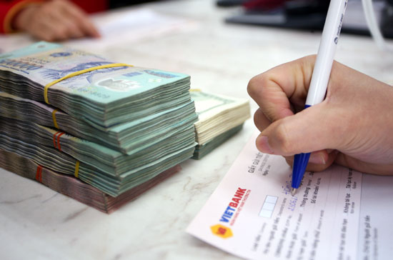 Dự tính cuối năm 2012 lãi suất huy động sẽ về 9 - 10%/năm, trần lãi suất cho vay với 4 lĩnh vực theo đó có thể xuống 12 - 13%/năm.