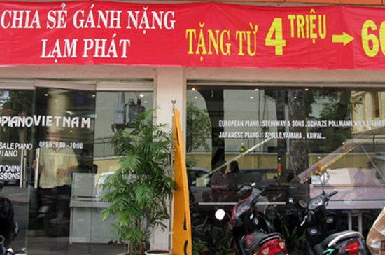 Kinh tế trong nước còn nhiều rủi ro hiện hữu, mà lớn nhất là hệ thống ngân hàng (nợ xấu), tổng cầu trong nước giảm mạnh và sản xuất kinh doanh của doanh nghiệp gặp nhiều khó khăn - Ảnh: Huỳnh Phan.