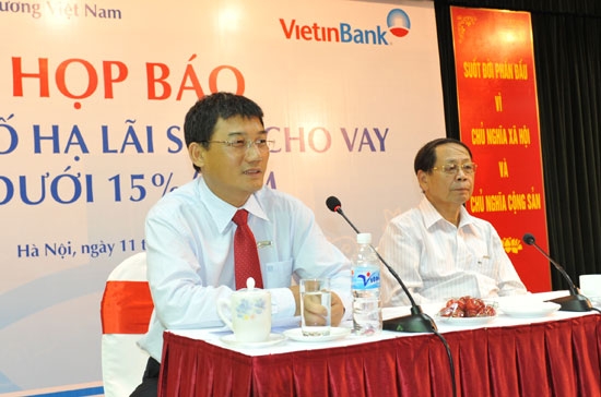Tại buổi họp báo hôm nay, lãnh đạo VietinBank cho biết, trong những trường hợp khó khăn cụ thể, có thể áp dụng chính sách miễn lãi 100%, thậm chí bán nợ với tỷ trọng khoảng 50 - 60% khoản nợ gốc.
