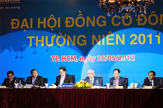 Thông tin về hoạt động thâu tóm đã "hâm nóng" mong đợi kết quả của đại hội sáng nay ngay khi nó chưa diễn ra - Ảnh: Phạm Vinh.