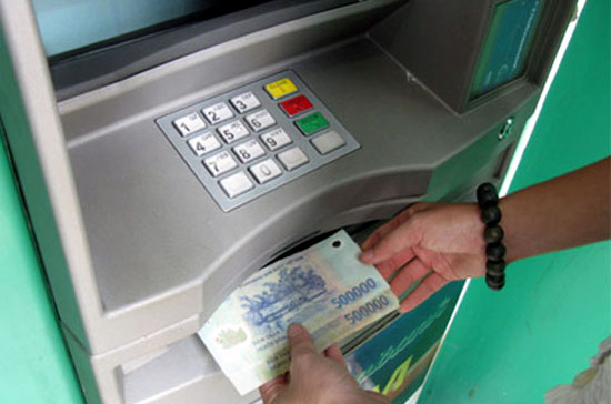 Ngân hàng Nhà nước mở hướng phối hợp với Hội thẻ Ngân hàng nghiên cứu để xây dựng chính sách phí ATM hợp lý, nhằm đảm bảo hài hòa quyền lợi giữa khách hàng và tổ chức phát hành thẻ.