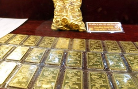 Giá vàng trong nước sáng nay giảm nhưng không phản ánh hết mức giảm của giá vàng thế giới vào đêm qua.