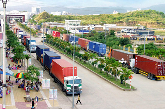 Xuất nhập khẩu hàng hoá qua cửa khẩu quốc tế Móng Cái - Ảnh: Báo Quảng Ninh.