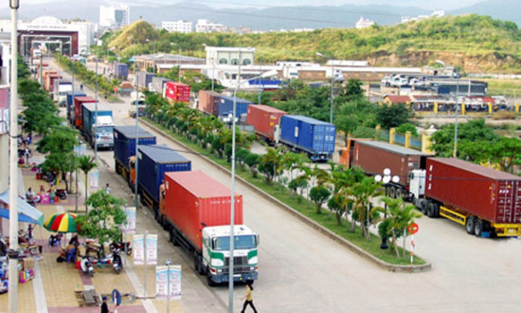 Xuất nhập khẩu hàng hoá qua cửa khẩu quốc tế Móng Cái - Ảnh: Báo Quảng Ninh.