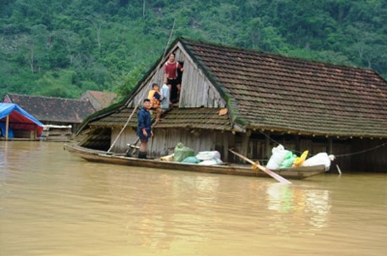 Tại Việt Nam, bình quân mỗi năm thiên tai đã làm chết và mất tích khoảng 500 người, bị thương hàng nghìn người, thiệt hại về kinh tế từ 1,0 - 1,5% GDP.