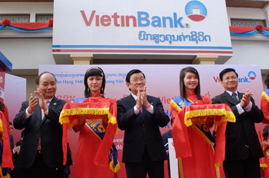 Chủ tịch nước Trương Tấn Sang cắt băng khai trương chi nhánh VietinBank tại Lào ngày 9/2.