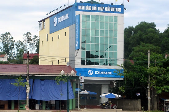 Sự xuất hiện mới đây của Eximbank ở huyện Thanh Chương - Nghệ An đã phá vỡ thế gần như độc quyền của Agribank vốn có hàng chục năm qua tại đây, như một chi tiết điển hình lấn sân thị phần từ khối ngân hàng cổ phần.