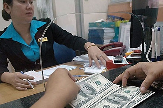 Giá USD bán ra của các ngân hàng thương mại đang tiến gần tới mốc 21.000 VND.