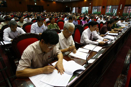 Cũng dễ hiểu khi một số vị đại biểu dự báo rằng, “sóng” giao thông sẽ còn “nổi” ở nghị trường, để làm rõ trách nhiệm, để không phụ lòng cử tri mong đợi vào các vị đại diện của mình.