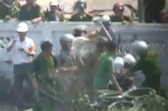 Nhiều vấn đề sẽ được soi xét từ câu chuyện “đánh nhà báo” tại Văn Giang- Ảnh chụp từ clip.