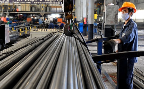  TS. Cao Sỹ Kiêm nhận định rằng nền kinh tế chưa có xu hướng khởi sắc 
trở lại, doanh nghiệp vẫn “chết” như ngả rạ, Chính phủ mặc dù luôn có 
những khẳng định mạnh mẽ, quyết liệt thực hiện các giải pháp thúc đẩy sự
 phục hồi nhưng với sự quá chi ly như vậy, thì khó mà làm nền kinh tế 
sớm ấm lên.