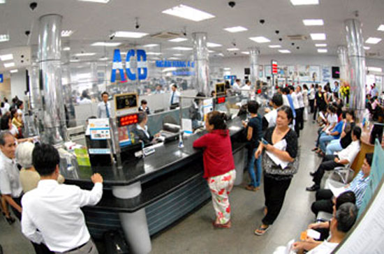 Khách hàng giao dịch tại hội sở Ngân hàng Á Châu (ACB), Tp.HCM.