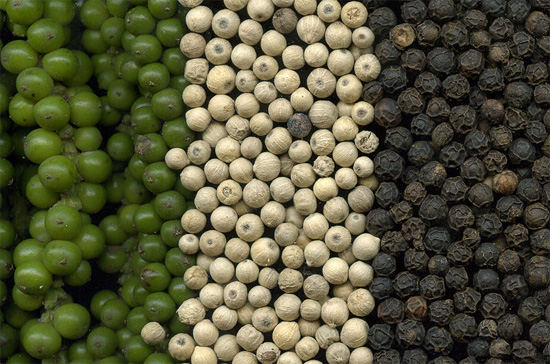 Theo Hiệp hội Hồ tiêu Việt Nam (VPA), giới đầu cơ hồ tiêu quốc tế đang dùng hàng loạt chiêu trò để đánh sụt giá hồ tiêu của Việt Nam.