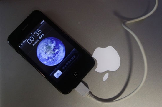 Một chiếc điện thoại nhái iPhone tại Trung Quốc. Không chỉ có các công ty ở Trung Quốc đại lục, nhiều doanh nghiệp ở Hồng Kông và Đài Loan cũng đang tìm cách ăn theo sự thành công của các sản phẩm Apple - Ảnh: Reuters.