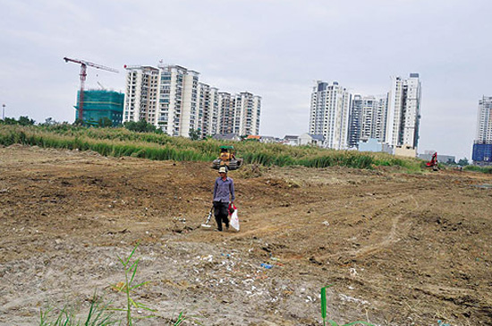 Tại phiên thảo luận ở hội trường về dự kiến chương trình xây dựng luật, pháp lệnh của Quốc hội năm 2013 chiều 1/6 nhiều đại biểu đã nhấn mạnh, việc sửa luật Đất đai được nhân dân trông đợi từng giờ.