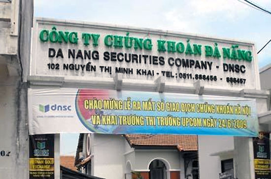 Các công ty này bị kiểm soát đặc biệt vì có tỷ lệ vốn khả dụng/tổng rủi ro nhỏ hơn 120%.