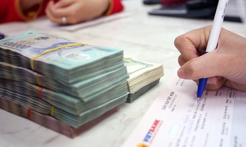 Giới quan sát bất ngờ trước quyết định hạ lãi suất của Việt Nam