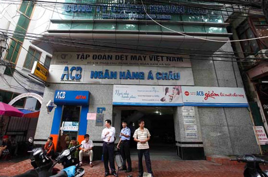 Tòa nhà 57B Phan Chu Trinh (quận Hoàn Kiếm, Hà Nội) theo giấy phép kinh doanh là nơi đặt văn phòng của Công ty Cổ phần Đầu tư ACB Hà Nội và Công ty TNHH Đầu tư tài chính Á Châu - Ảnh: Nguyễn Khánh.