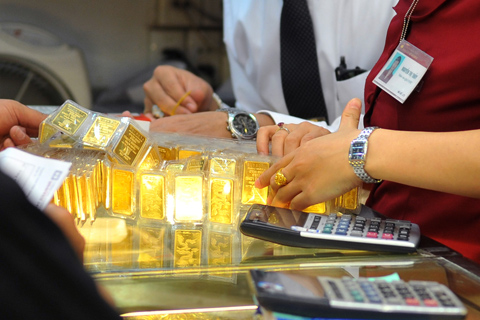 Thời hạn chuyển tiếp đối với hoạt động kinh doanh mua, bán vàng miếng là 6 tháng kể từ 10/7/2012.