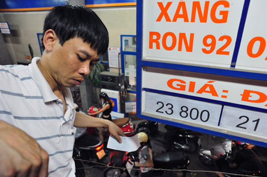 Bộ Tài chính tiếp tục thông tin rằng: giá bán xăng dầu trong nước vẫn đang thấp hơn nhiều so với các nước có chung đường biên giới!