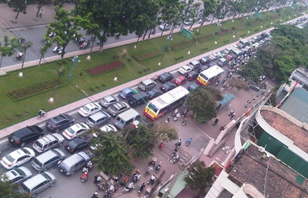 Bộ trưởng Đinh La Thăng cho rằng phí sử dụng đường bộ không phải là một thứ thuế đánh vào tài sản là phương tiện cơ giới đường bộ của người dân.