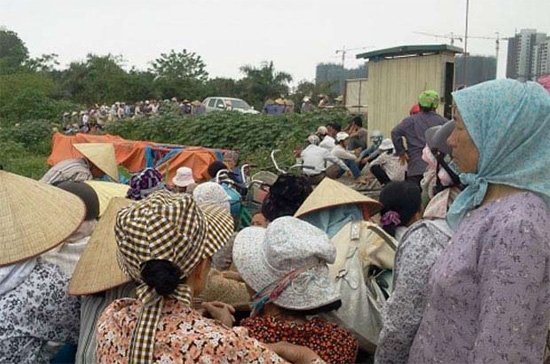 Thủ tướng nhấn mạnh, trong năm 2013 sẽ tập trung giải quyết những bức xúc trong nhân dân, nhất là trong việc giải tỏa đền bù thu hồi đất - Ảnh: SGTT.