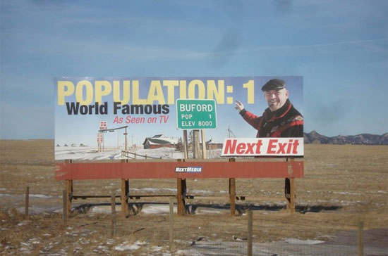 Tấm biển quảng cáo về Buford, thị trấn "nổi tiếng thế giới" vì chỉ có 1 cư dân. Trước đây, ở thời kỳ đỉnh cao, có khoảng 2.000 người sinh sống ở Buford.