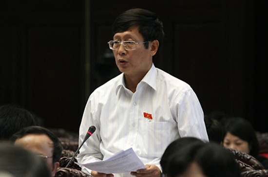 Đại biểu Đỗ Mạnh Hùng (Thái Nguyên) đã chất vấn trách nhiệm cụ thể của Bộ Công an trong việc bị can Dương Chí Dũng (nguyên Cục trưởng Cục Hàng hải Việt Nam, nguyên Chủ tịch Hội đồng thành viên Tổng công ty Hàng hải Việt Nam - Vinalines) trốn thoát.