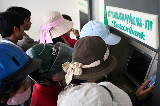 So với cùng kỳ năm 2011, lũy kế doanh số thanh toán thẻ quốc tế và thẻ nội địa trong 6 tháng đầu năm 2012 của Vietcombank lần lượt tăng 21,7% và 99%.