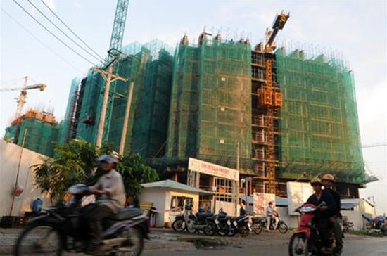 Nhận xét giá đất ở Việt Nam hiện đang cao nhất thế giới, Phó chủ tịch Hà cho rằng, với trình độ phát triển kinh tế hiện tại của Việt Nam mà giá đất cao thế thì không có nền kinh tế nào “chịu đựng được cả”.