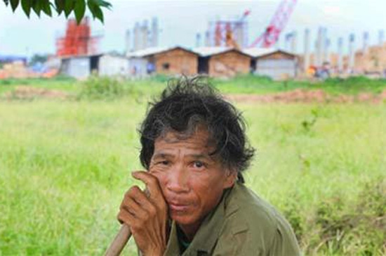 Trong khi nhiều người dân bị cưỡng chế một mực phản đối, chính quyền lại luôn khẳng định tính chính đáng của hoạt động này - Ảnh: Tuổi Trẻ.