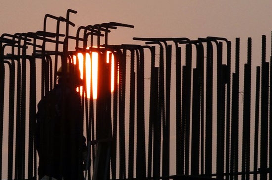 Những nỗ lực hội nhập và duy trì tăng trưởng kinh tế trong khi năng suất nền kinh tế tăng chậm hoặc không tăng đã dẫn đến lạm dụng chính sách tiền tệ, tài khóa.