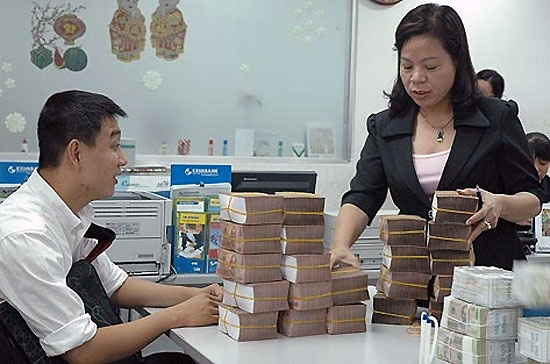 “Doanh nghiệp nào sau 15/7 đang vay vốn mà lãi suất hơn 15% thì phối hợp với chúng tôi để chúng tôi xử lý” - ông Nguyễn Hoàng Minh, Phó giám đốc Chi nhánh Ngân hàng Nhà nước tại Tp.HCM đưa ra đề nghị.
