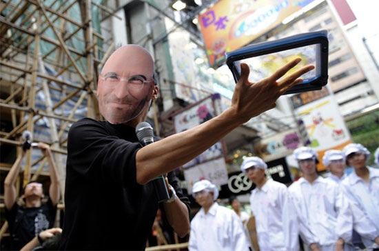 Những người phản đối đã chuẩn bị một số kiến nghị với tổng số 250.000 chữ ký đòi Apple đưa ra một chiến lược bảo về người lao động, chống sự lạm dụng trong các nhà máy sản xuất tại Trung Quốc.