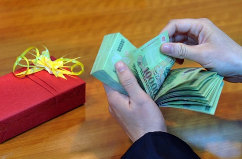 Chuyên gia cho rằng cần nghiên cứu bổ sung thêm thu nhập vào diện chịu thuế thu nhập cá nhân đối với khoản thu nhập quà biếu bằng tiền, hiện vật của các doanh nghiệp, tổ chức chi cho cá nhân ngoài đơn vị...