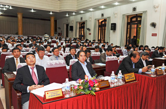 Tại hội nghị quán triệt nhiệm vụ trọng tâm của Ngân hàng Nhà nước trong năm 2012, cơ quan này cho biết có thể xem xét để điều chỉnh chỉ tiêu tăng trưởng tín dụng của các ngân hàng sớm hơn dự tính là sau 6 tháng thực hiện.