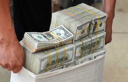 Việc thu hẹp trạng thái ngoại tệ sẽ hạn chế phần nào khả năng đầu cơ và chuyển đổi vốn trong hệ thống - Ảnh: VnExpress.