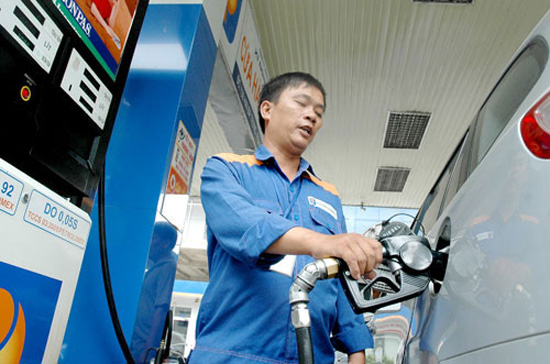 Bộ trưởng Bộ Tài chính Vương Đình Huệ nói sẽ theo dõi thêm vài ngày trước khi quyết định giảm giá xăng.