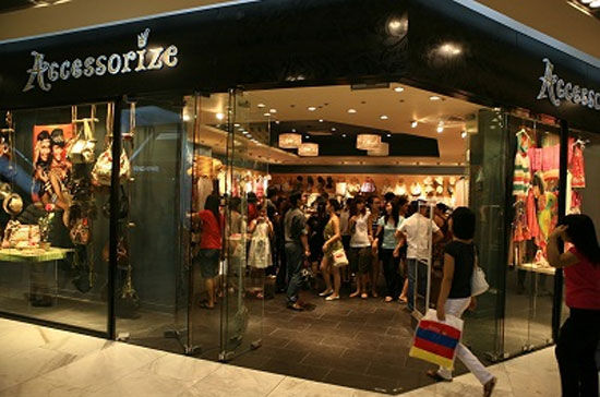 Khách mua sắm Hà Nội bị ảnh hưởng lớn bởi tin đồn và quyết định mua của họ dựa theo tâm lý đám đông.