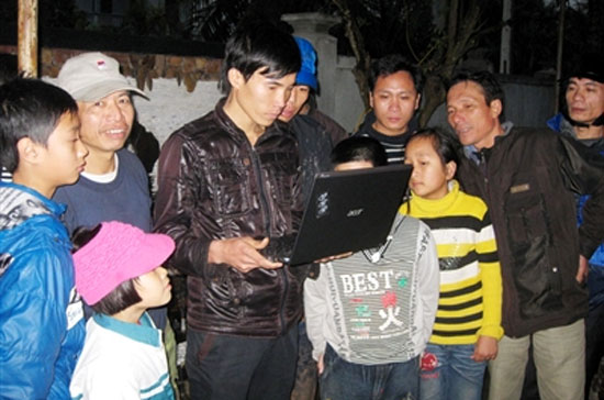 Người dân tại Tiên Lãng hồi hộp ngóng máy tính đợi xem kết luận của Thủ tướng. Vụ Tiên Lãng là một minh chứng rất rõ ràng cho thấy sự phát triển cũng như vai trò đặc biệt quan trọng của truyền thông, đặc biệt là truyền thông Internet, trong một xã hội hiện đại - Ảnh: TP.