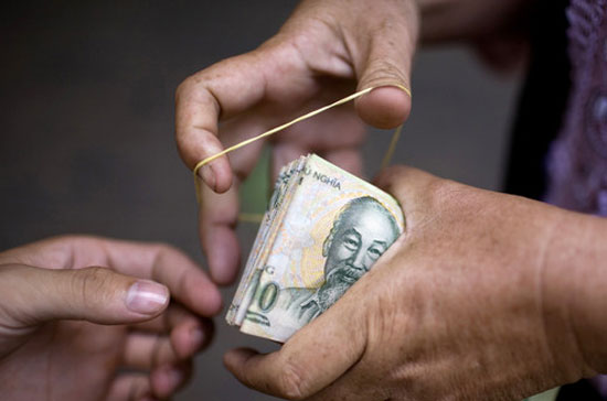 Ngân hàng Nhà nước không dễ gì bỏ đi một công cụ tối quan trọng, can thiệp một cách sâu sắc đối với thị trường và hoạt động của các ngân hàng thương mại suốt thời gian qua là trần lãi suất.