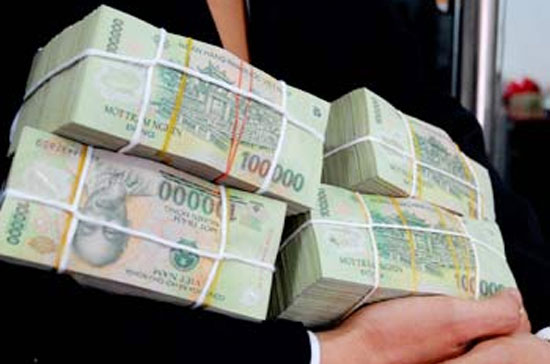 Chuyên viên tín dụng giải thích: vốn huy động lãi suất thấp chưa chảy về, doanh nghiệp vẫn phải chịu lãi suất vay rất cao.