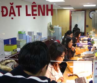 Theo Quyết định 27/2007/QĐ-BTC ngày 24/4/2007, đến ngày 1/10/2008, công ty chứng khoán phải quản lý tách biệt tiền gửi nhà đầu tư về ngân hàng thay vì để tại công ty chứng khoán như lâu nay - Ảnh: Mạnh Thắng.