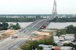 Hoàn tất thảm nhựa mặt cầu Cần Thơ - Ảnh: Duy Khương.