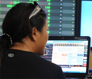 Phiên hôm qua là một ngày then chốt khi VN-Index đi vào vùng hỗ trợ mạnh cuối cùng của ngưỡng 400 điểm - Ảnh: Quang Liên.