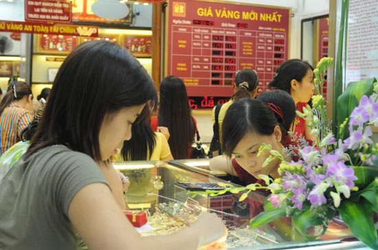 Giới phân tích trong và ngoài nước dự báo, nhiều khả năng, trong nửa đầu năm nay, khi FED chưa tăng lãi suất USD, giá vàng có thể vượt qua kỷ lục 1.226,56 USD/oz của năm 2009.