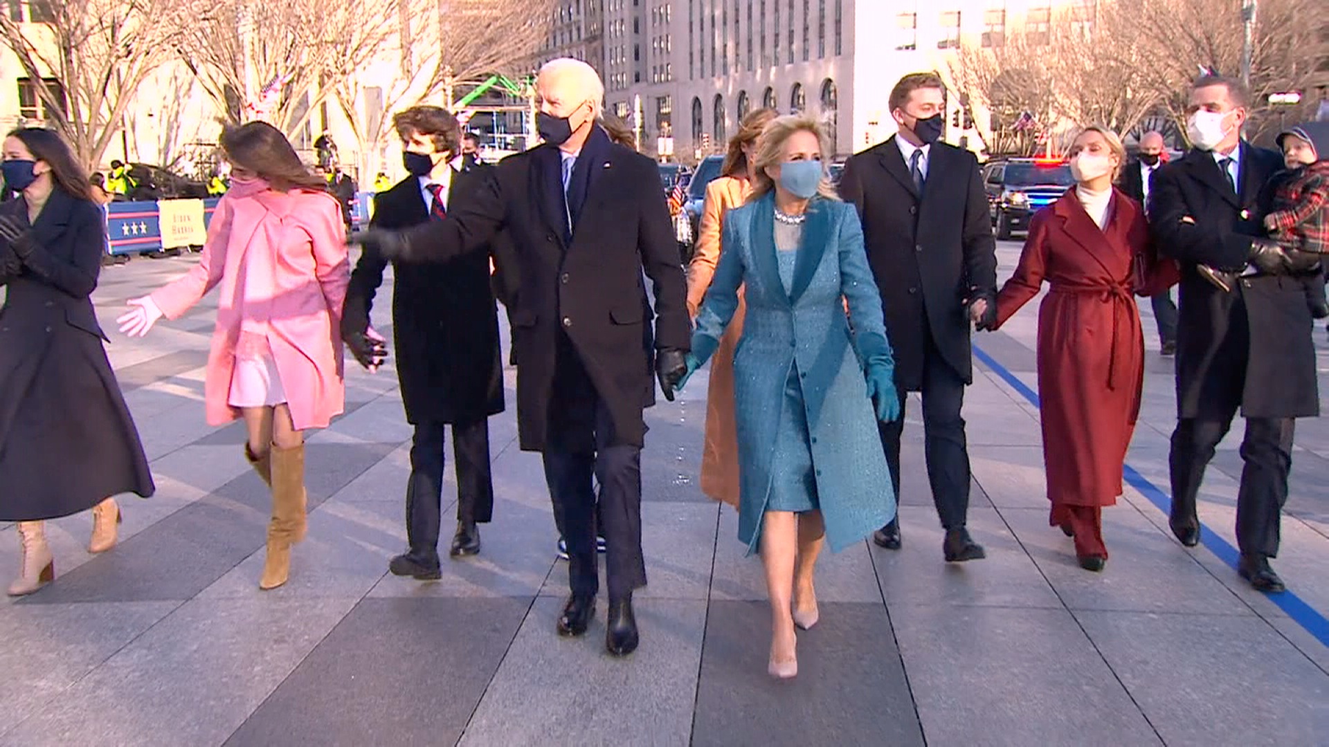 Tổng thống Joe Biden cùng Đệ nhất phu nhân Jill Biden và gia đình rời xe tổng thống và đi bộ về phía Nhà Trắng. Trên đường, ông Biden dừng lại để trò chuyện ngắn với thị trưởng Washington DC Muriel Bowser - Ảnh: CNN