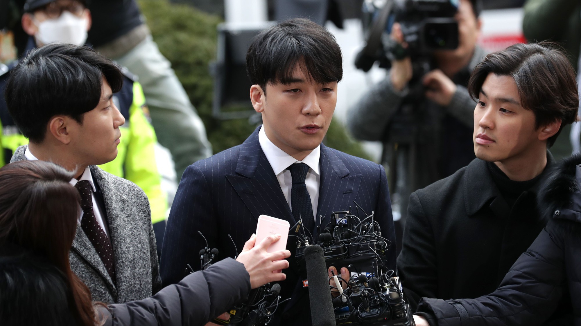 Cổ phiếu YG Entertainment sụt mạnh sau khi Seungri (Ảnh) - nghệ sĩ thuộc quản lý của công ty - dính bê bối lớn. 