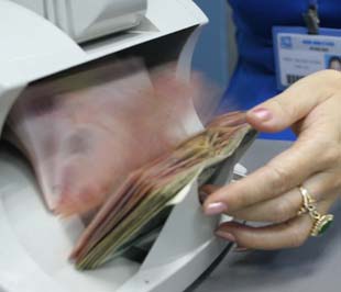 Tín dụng vẫn là mảng mang lại nguồn thu chính cho hầu hết các ngân hàng hiện nay - Ảnh: Việt Tuấn.