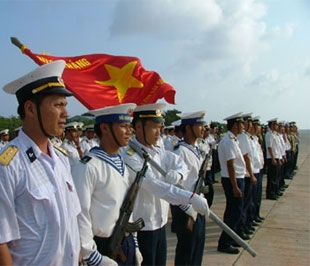 Các chiến sĩ hải quân Việt Nam chào cờ trên đảo Trường Sa - Ảnh: BĐ.